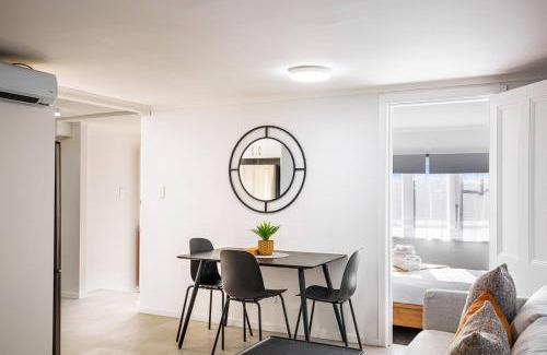 Grey Lynn Apartment | Riches Serendipity Home with Parking and Air-con