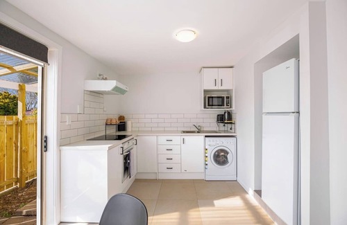 Grey Lynn House | Riches Stay and Sleep Unit with Wi-Fi and Parking