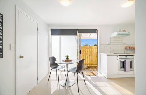 Grey Lynn House | Riches Stay and Sleep Unit with Wi-Fi and Parking