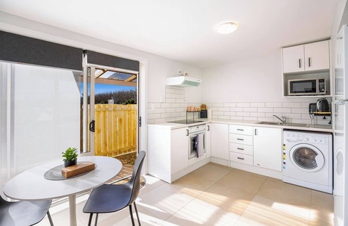 Grey Lynn House | Riches Stay and Sleep Unit with Wi-Fi and Parking