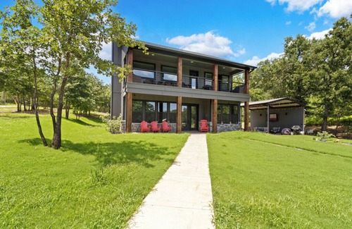 Cayuga House | Richland Chambers Lakefront 2-story home with boat dock and pavilions.