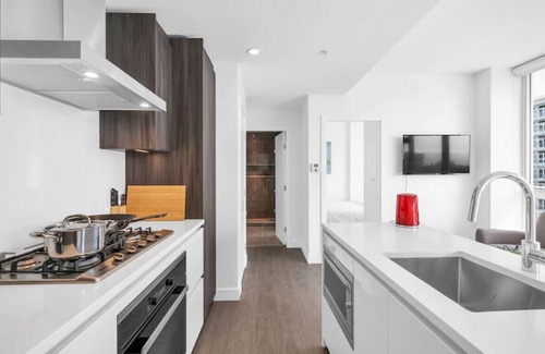 Richmond City Centre Apartment | Richmond Center 1BE+1BA Condo/Gym/Sauna