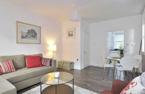 Pleasance Apartment | Richmond Place [367] is a Cosy 2 bedroom Old Town apartment close to Pleasance