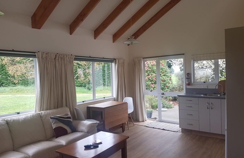 Richmond Cottage | Richmond Plains Vineyard Cottage with pool and FREE bottle of wine.
