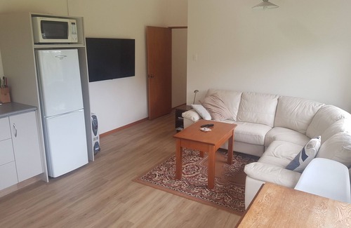 Richmond Cottage | Richmond Plains Vineyard Cottage with pool and FREE bottle of wine.