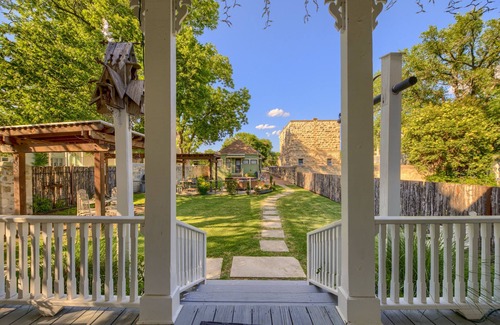 Fredericksburg House | Rickerhaus- 2BD-3BA Cottage Just One Block From Main Street And Marketplatz