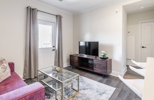 Smiths Falls Apartment | Rideau 1Bd Apartment Balcony Free Parking