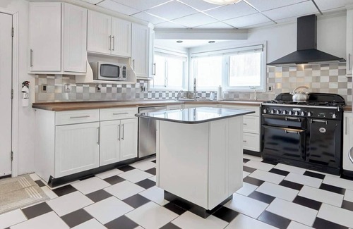 Oxford Station Cottage | Rideau River Retreat - Waterfront Home