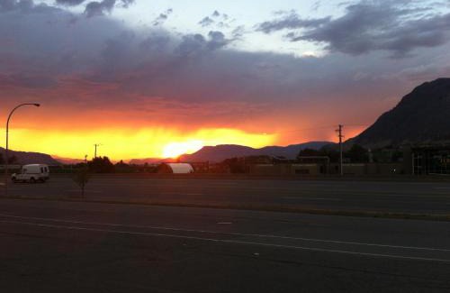 Valleyview Hotel | Rider's Inn
