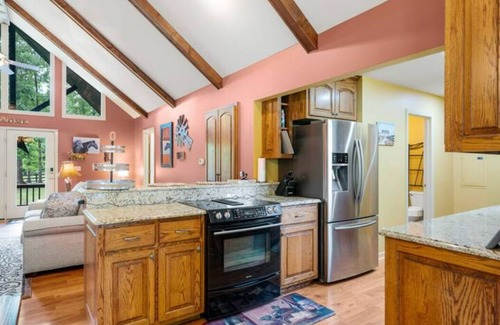 Jamestown House | Riders Retreat horse, dog friendly. Direct access to trails hiking and riding.