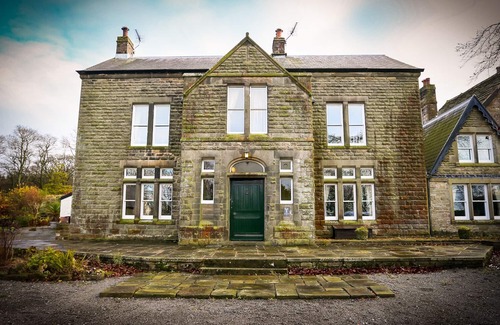 Chapel en le Frith House | RIDGE HALL, pet friendly, with open fire in Chapel-En-Le-Frith