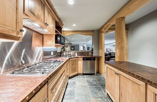 Calgary House | Ridge Meadows Estate 7BR 9BA (+30 Day Only)