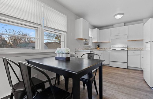 Ashwaubenon House | Ridge Road 15-minute walk to Lambeau Field, Resch Center and Titletown District!