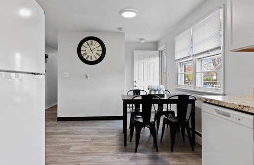 Ashwaubenon House | Ridge Road 15-minute walk to Lambeau Field, Resch Center and Titletown District!