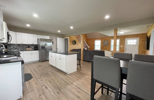Logan Cabin | Ridge top cabin with hot tub and movie theater