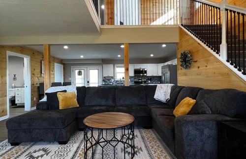 Logan Cabin | Ridge top cabin with hot tub and movie theater