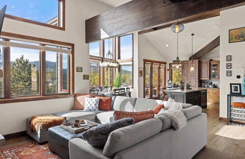 Nederland House | Ridge View Retreat - Panoramic Views and Hot Tub