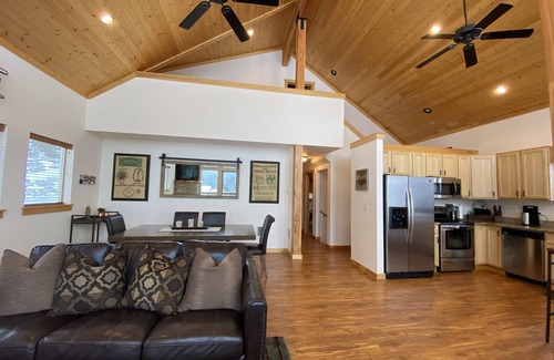 Ronald House | Ridge Views, Spacious Home, Fire Pits, Game Room & XXL Foosball!