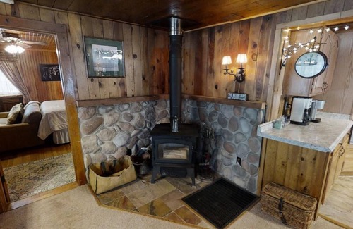 Red River House | Ridgeview Lodge Deluxe - In Town - Jacuzzi Tub
