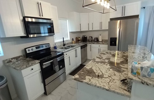 Nassau House | Ridgewood Court - Townhouse Near Beach Across the Street From Grocery Store