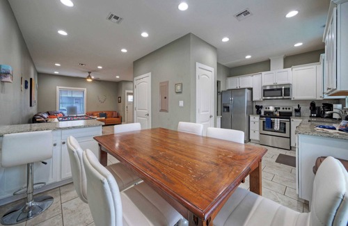 Corpus Christi Cottage | Ridley Retreat Community Pool, Mins to the Beach Corpus Christi + Port A