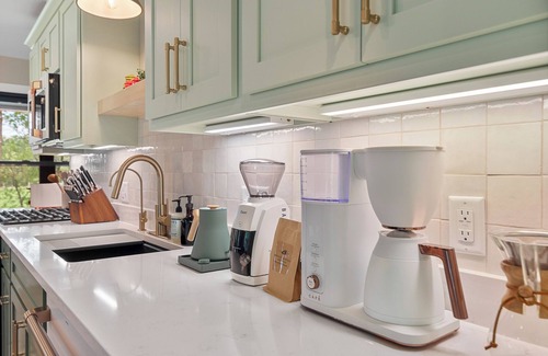 Wisconsin Dells Cabin | Rifugio Graziella, King Bed, Hot Tub, Sauna, Soaking Tub, Fireplace, EV+, Luxury