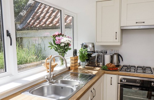 Sandsend Cottage | RIGG COTTAGE, MOUNT PLEASANT, pet friendly, with a garden in Sandsend