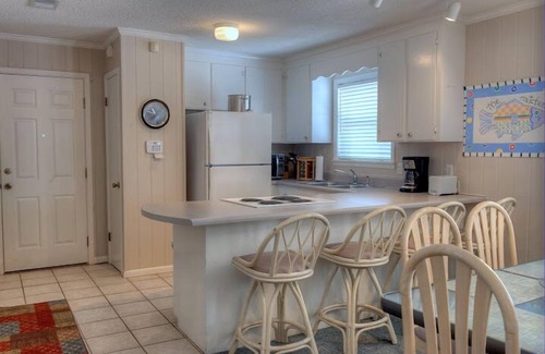 Bahama Beach Cottage | RIGH ON THE BEACH, PRIVATE UPPER COTTAGE, 2BD2BA, XL Deck, FREE Private Parking