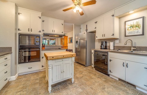 Glencoe Cabin | RIGHT ACROSS FROM LAKEMONT PINES LAKE SLEEPS 12 W/HOT TUB + EV CHARGER