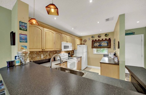 Hutchinson Island South Condo | Right Direction Rentals Cozy 2-bedroom condo in Jensen Beach
