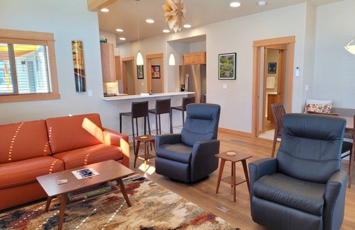 Winthrop House | Right next to Ski trail! Adventure Lodge-Walk to Downtown Winthrop&Ice Rink!