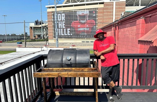 Fairgrounds Condo | Right next to the L&N Cardinal football stadium 5 min walk to Churchill Downs