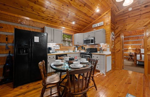 Sevierville Cabin | ✨Right off of the parkway! Private hot tub,jacuzzi tub,fireplace,grill☕️