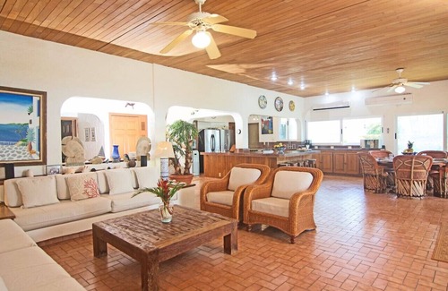 Manzanillo House | Right on beautiful sandy beach in gated community