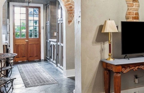 French Quarter Cottage | Right On Bourbon Street!
