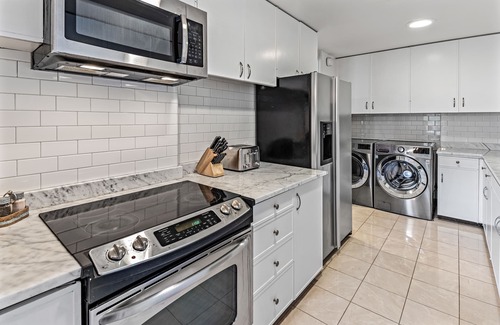 Waialae Iki Condo | Right on the beach near Diamond Head and 4 miles from Waikiki!