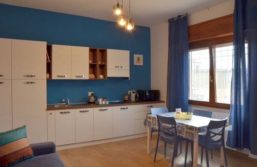 Centro Giano Apartment | Rilassati a 50 metri dal mare. Parcheggia un auto fino a 4,3 metri di lunghezza.