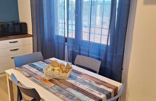 Centro Giano Apartment | Rilassati a 50 metri dal mare. Parcheggia un auto fino a 4,3 metri di lunghezza.
