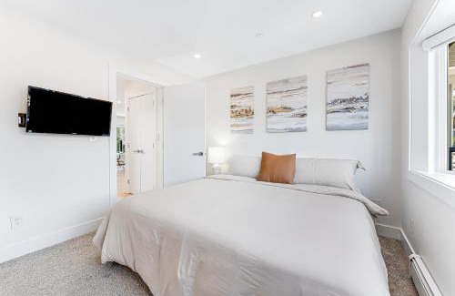Knight House | Riley Park-Modern 4 Bedroom Home, Central location