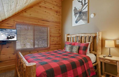 Island Park House | Rimfire Refuge by KABINO Hot Tub Fire Pit Sauna PS3 Grill WiFi Loft