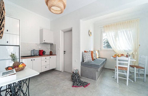Akrotiri Apartment | Rimidi apartment garden view