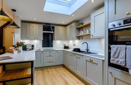 Thornton Dale House | Rinstone Lodge, Thornton-Le-Dale. Moors cottage with hot tub