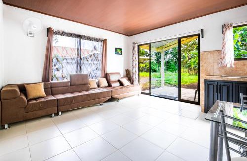 Northern Plains Apartment | Rio Celeste Birds Garden apartment 1 con aire acondicionado Comodidad en un entorno natural