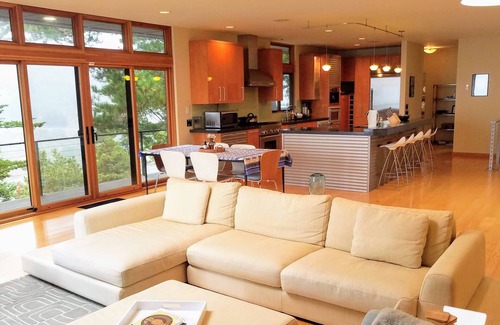 Albion House | Rio Luna - Where the Majestic Navarro River Meets the Rugged Pacific Ocean
