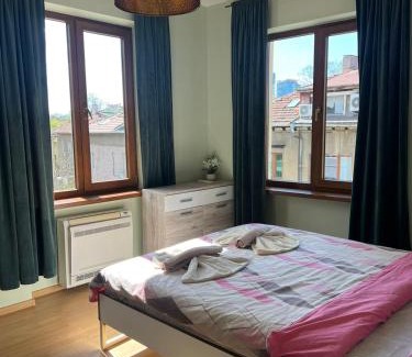 Lozenets Apartment | Rio Sunny 2BDR Apt near NDK - Metro - non-stop paid public Parking