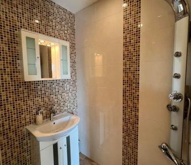 Lozenets Apartment | Rio Sunny 2BDR Apt near NDK - Metro - non-stop paid public Parking