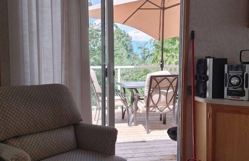 Riondel House | Riondel Lake view guest cottagen