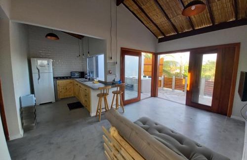 Itaipuacu House | RiqueHouse: Hidro, churrasqueira a 500 m da praia