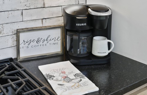 Golden Cabin | RISE AND SHINE, Beautiful Modern Luxury Cabin! Sleeps 10