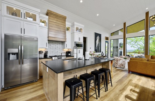 Golden Cabin | RISE AND SHINE, Beautiful Modern Luxury Cabin! Sleeps 10